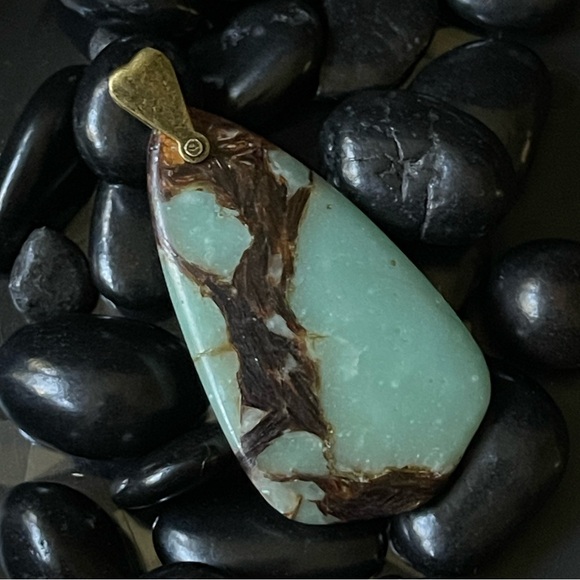 Gorgeous Green Chalcedony Pendant Natural Stone 1 1/4” x 2” Unique Shape - Picture 5 of 11
